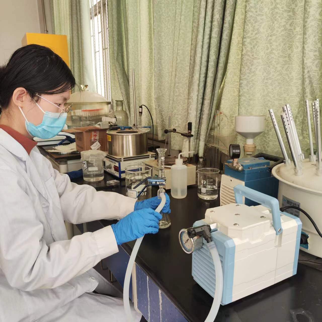 项目组成员在进行科学实验.jpg