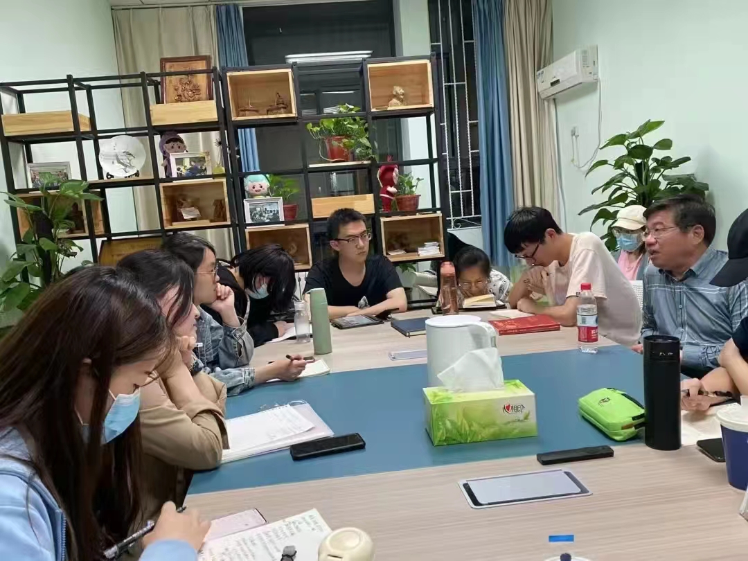 陈越老师和学生一起开读书会.jpg