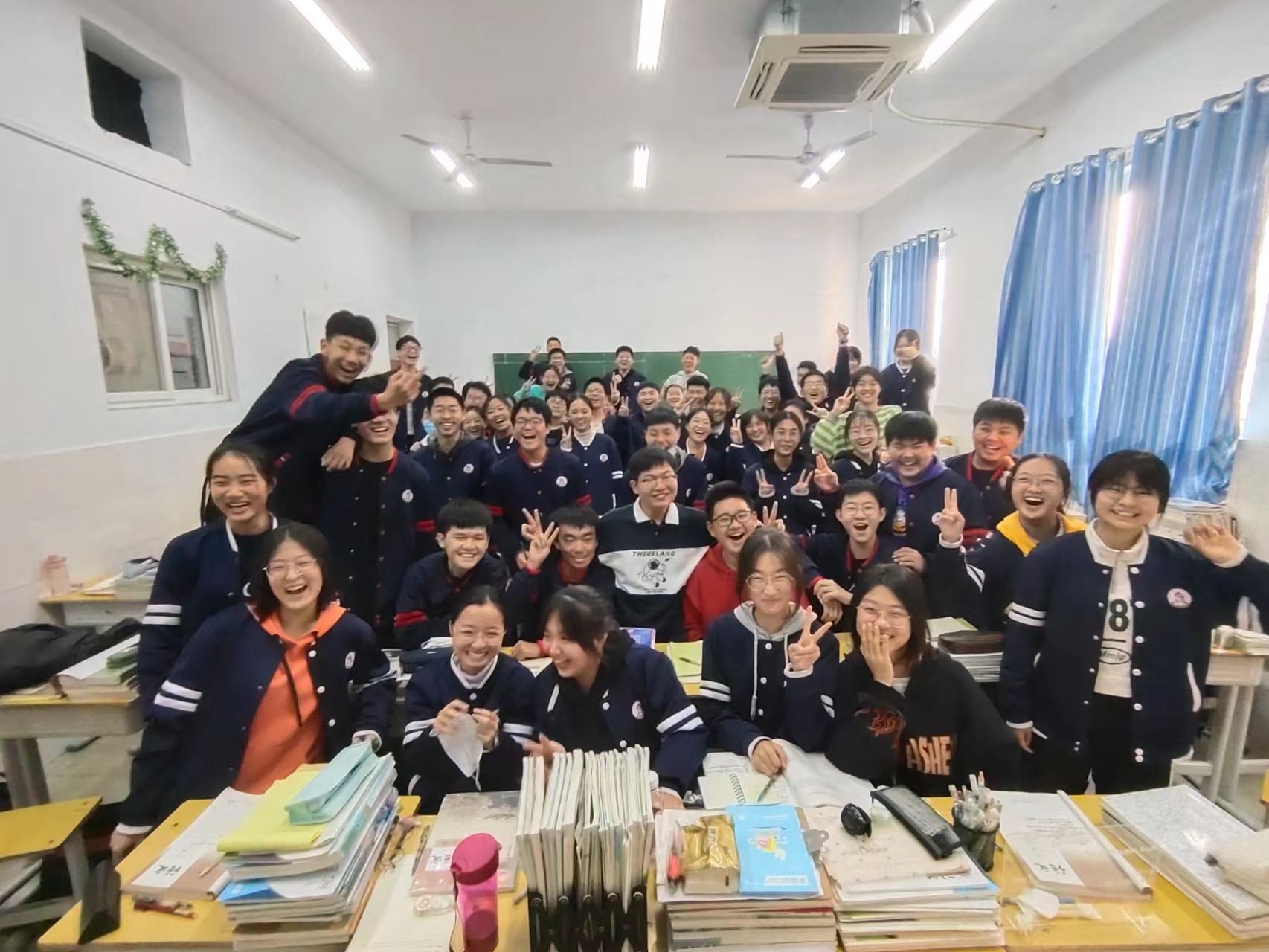 吕涵林和学生在一起.jpg