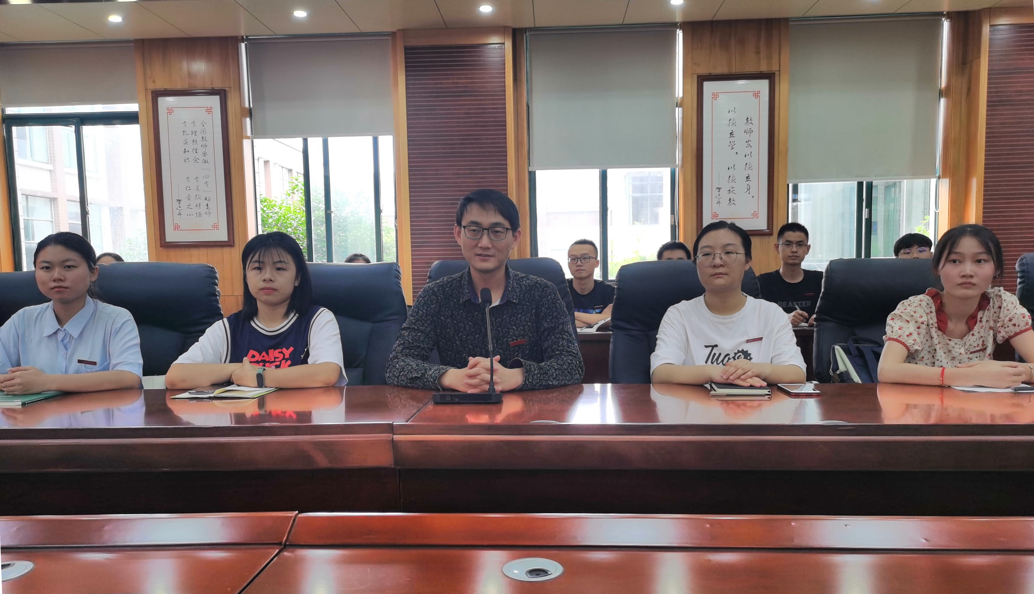 王奇超和实习生召开每周组会.jpg