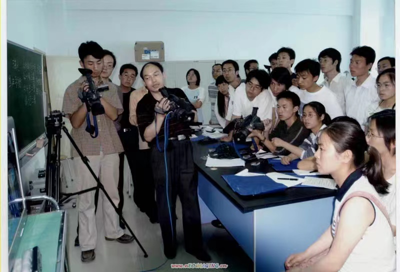 赵成德老师给学生们上课.jpg