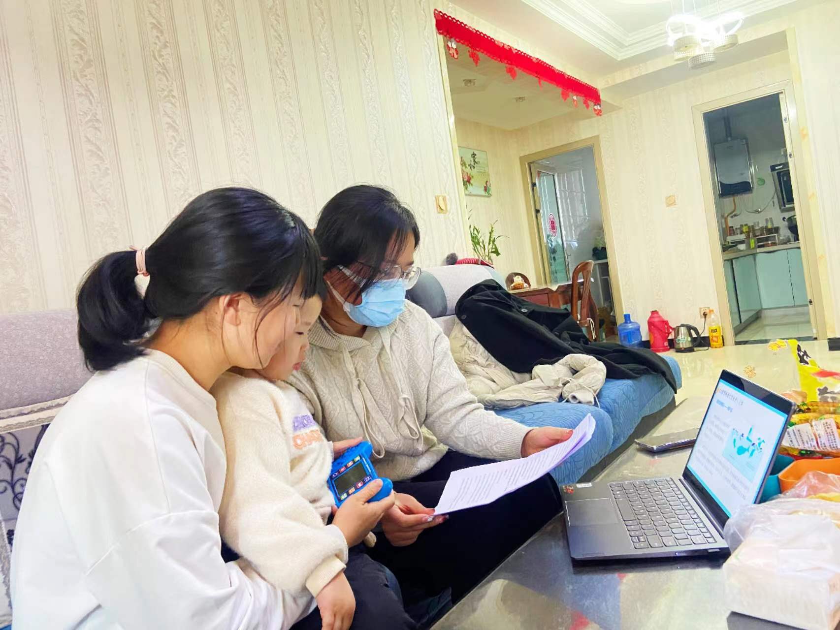 项目组成员与幼儿家长进行深度访谈.jpg