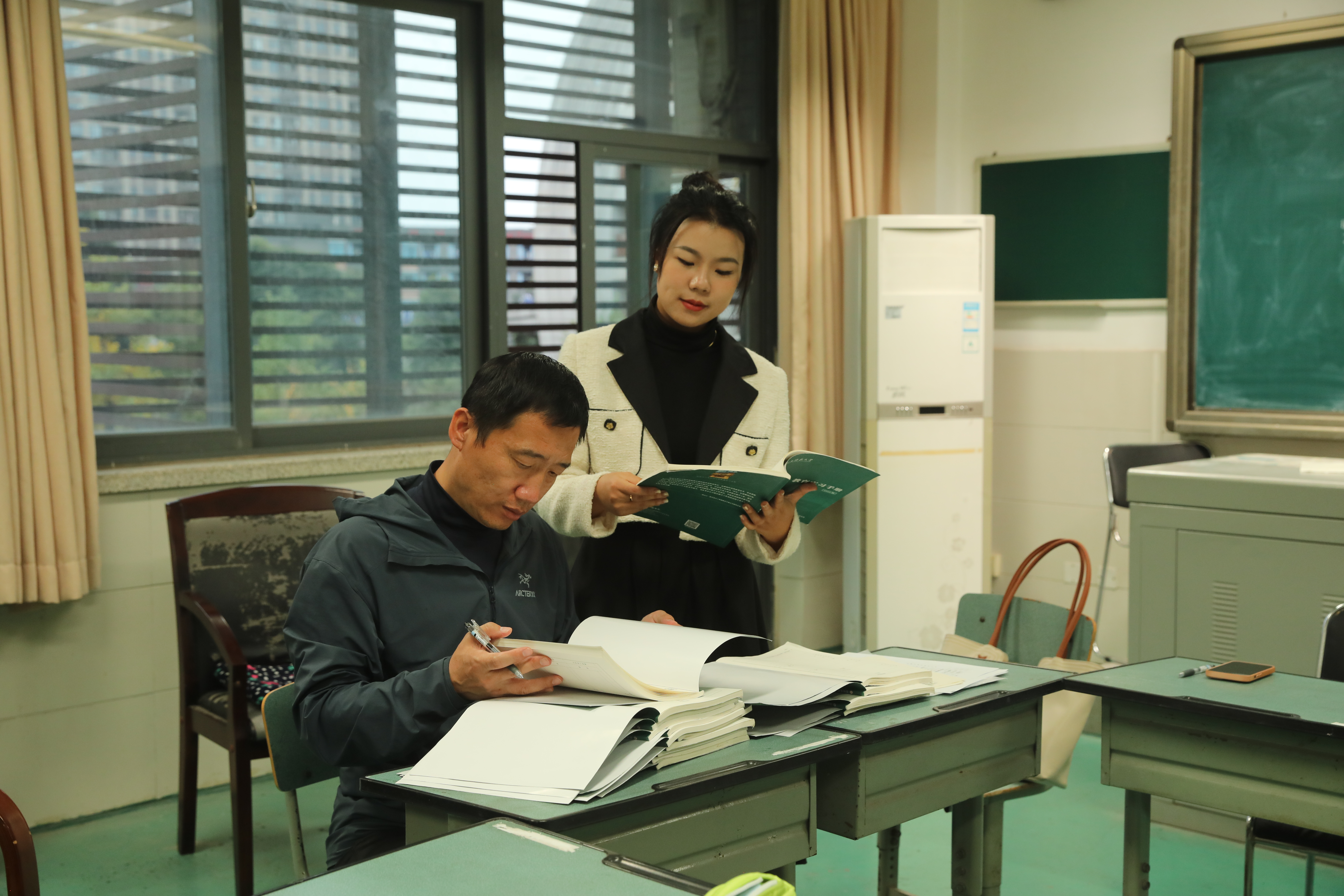 王棣指导实习生撰写实习总结.jpg